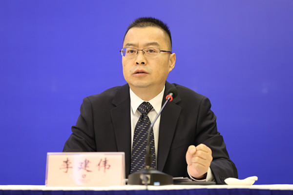 随后,刘文杰,黎雁南,李建伟分别就我省2021年经济运行的主要特点,工业